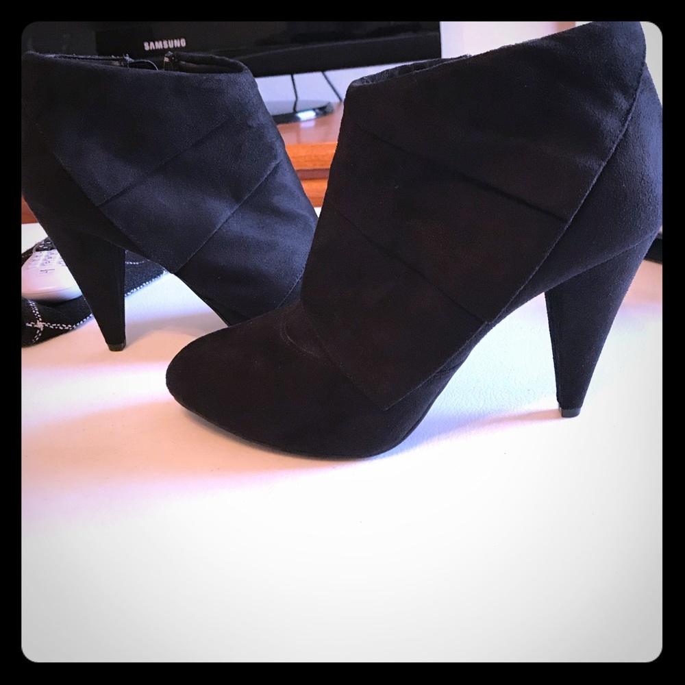 Black Suede zip ankle bootie heels boots EUC